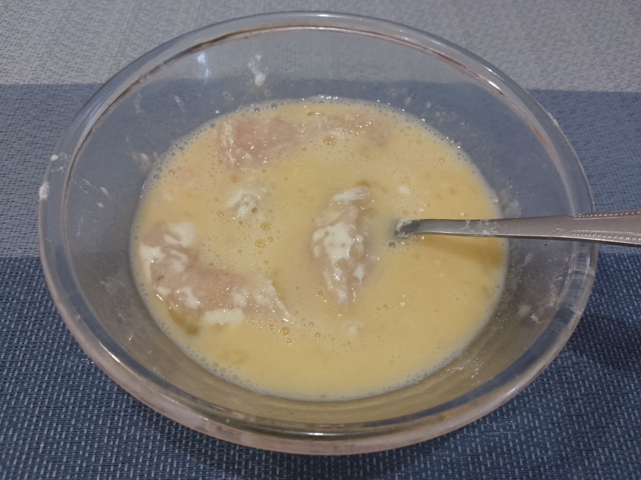 Курица пармиджано с протертыми помидорами и сыром: Окунаем с помощью вилки во взбитые яйца.