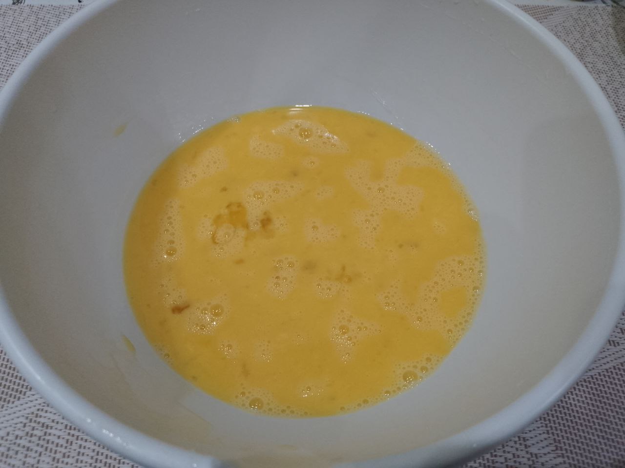 Бутерброды с яйцами и сыром, жареные на сковороде: Разбиваем яйца в миску, солим и взбиваем венчиком.