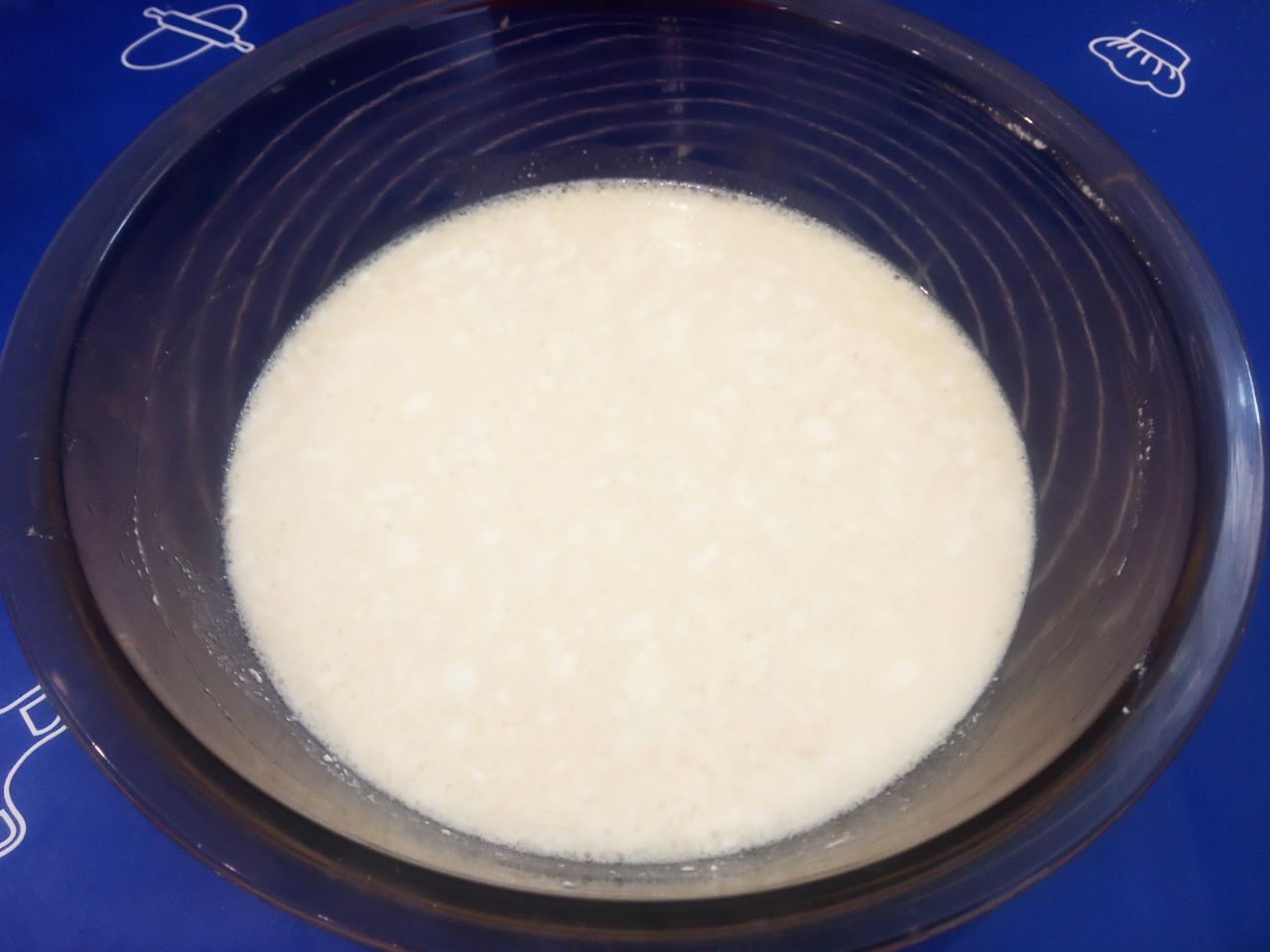 Воздушные и мягкие булочки, на сметане, с изюмом и корицей: Пока размешиваем смесь, появилась пенная шапочка из дрожжей, выливаем в смесь, размешиваем.