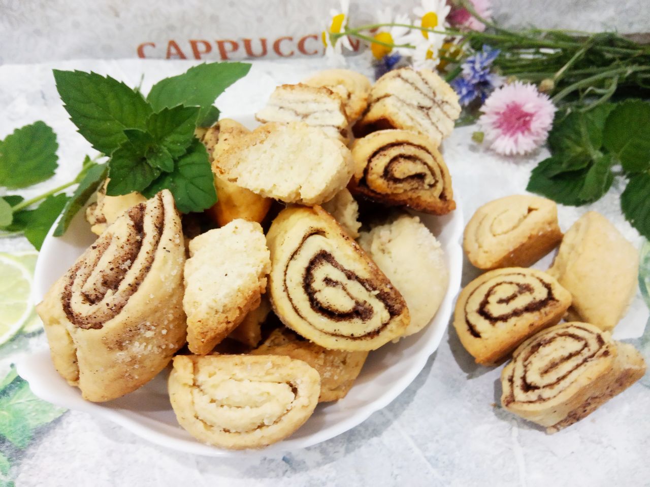 Печенье с корицей и мучной крошкой, песочное и рассыпчатое: Испеченное печенье достаем из духовки и охлаждаем, печенье горячее рассыпчатое, выкладываем осторожно.Печенье