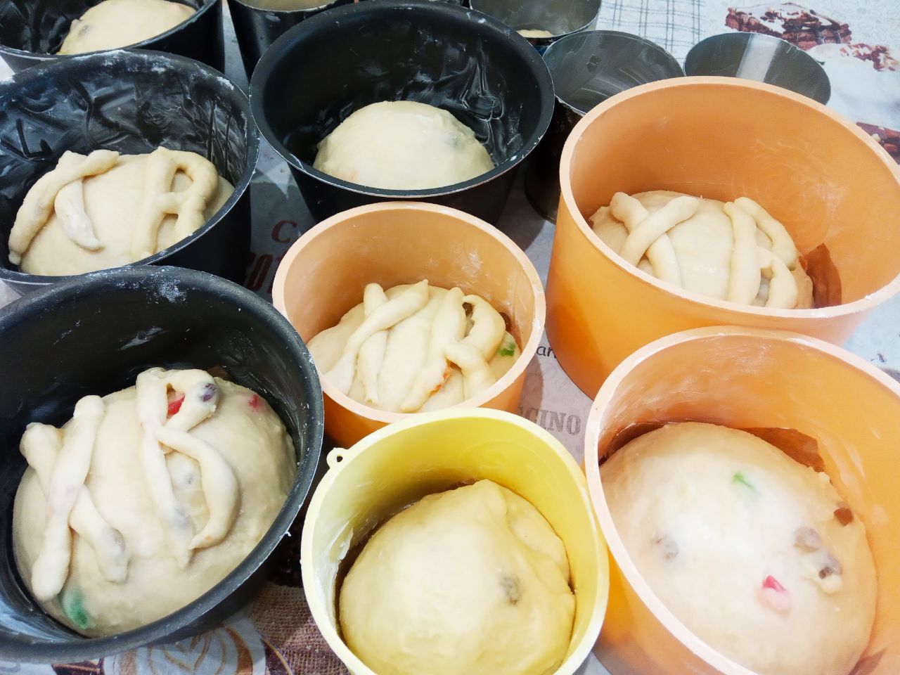 Домашние пасхальные куличи воздушные, мягкие и вкусные: Когда тесто поднимется во второй раз, выкладываем на рабочую поверхность и накладываем тесто в формочки 1/3