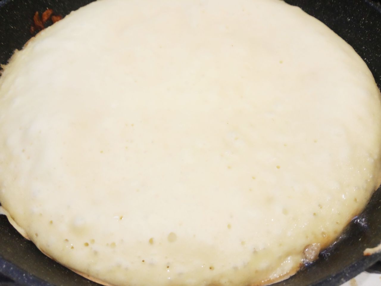 Заливной пирог с фаршем и луком на сковороде, просто и вкусно: Когда поверхность пирога высохнет переворачиваем на другую сторону, с помощью блюда или тарелочки и