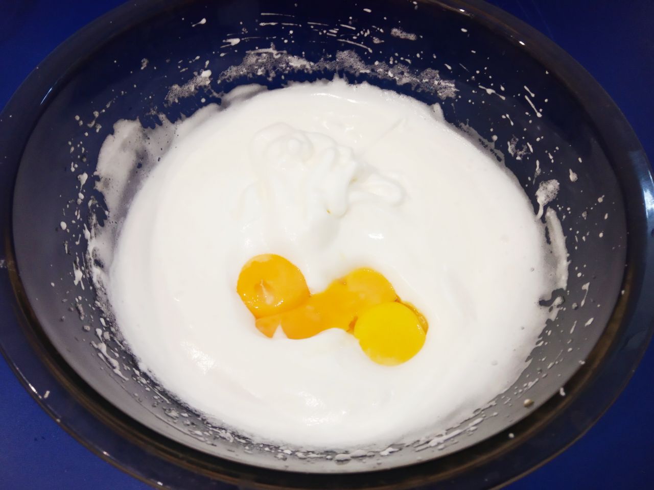Бисквитный рулет с начинкой из персиков, вкусно и аппетитно: Добавляем желтки и размешиваем.