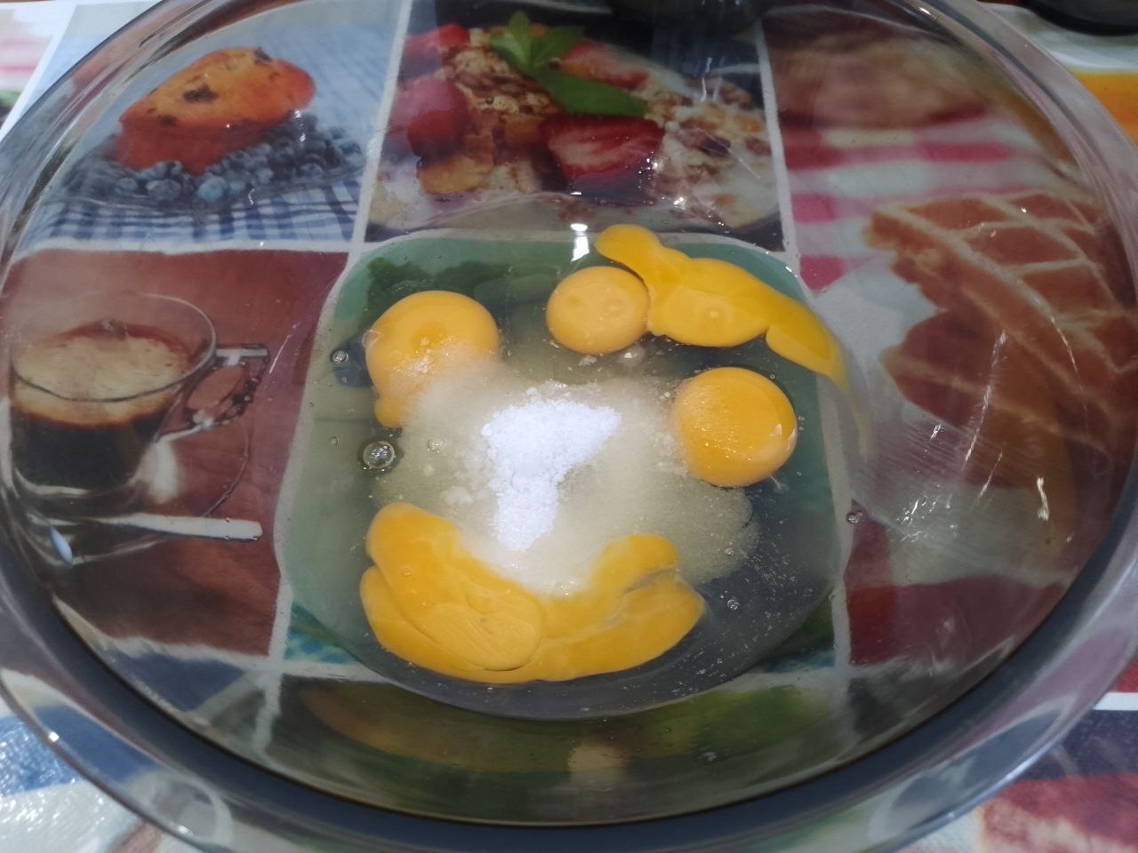 Блины со сливочным маслом, сахаром и ягодами: Яйца разбиваем в чашу или миску, добавляем сахар и соль, взбиваем до загустения.