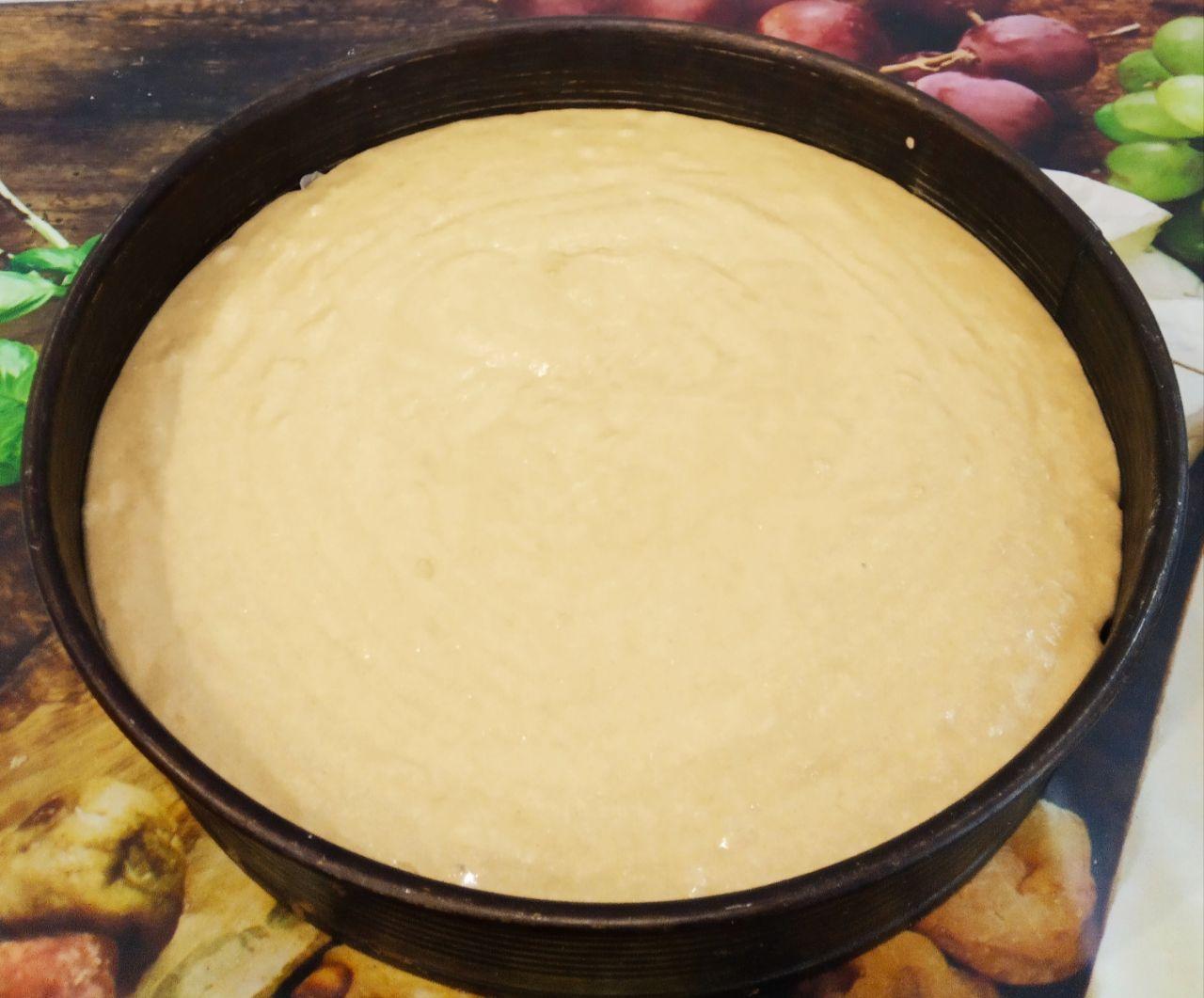 Вкусный и ароматный кофейный торт с заварным сливочным кремом: Форму смазываем жиром или застилаем пергаментом, выкладываем тесто.