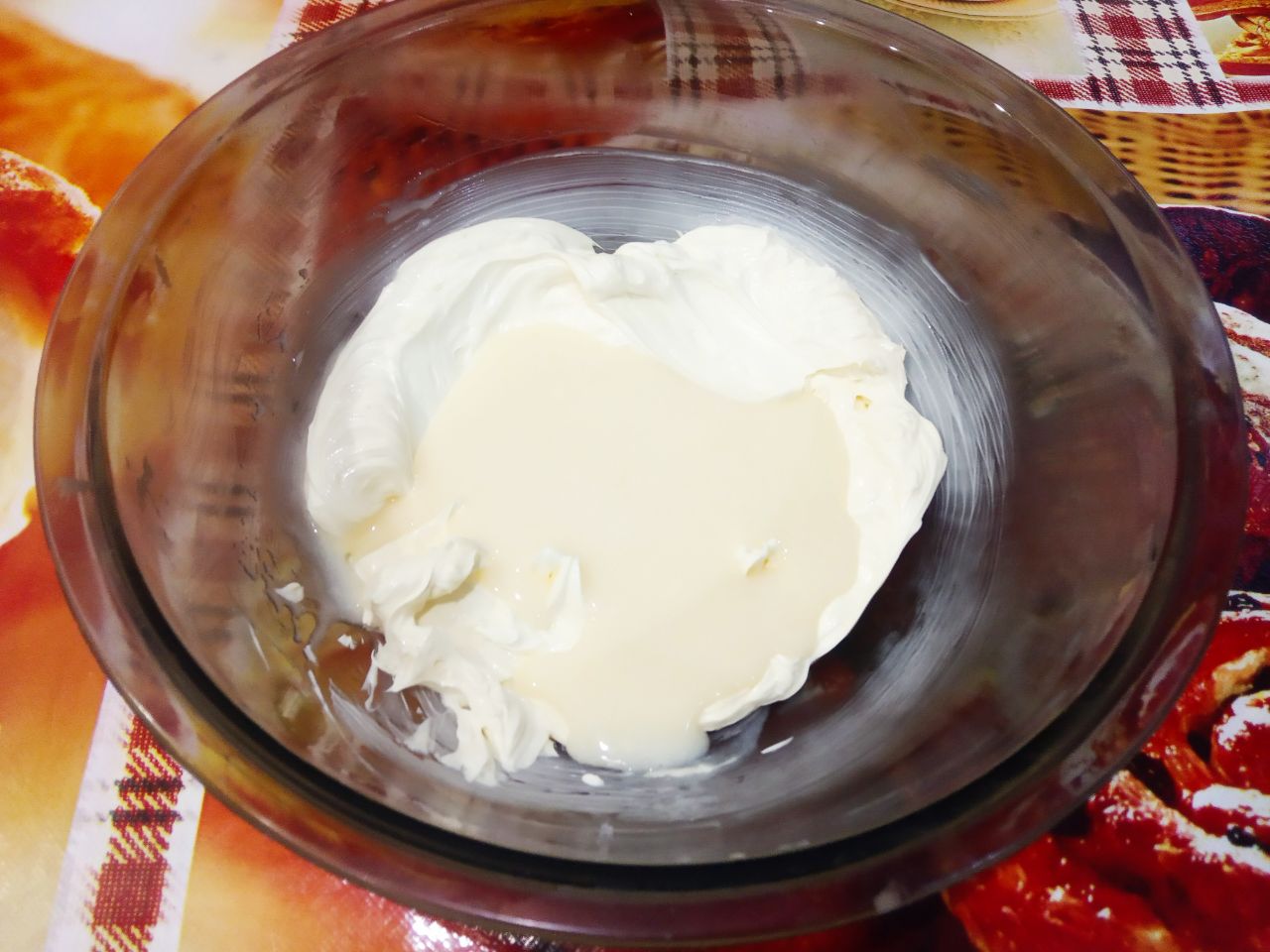 Заварные пирожные с масляным кремом, вкусные и аппетитные: Продолжая взбивать в 3-4 приема добавляем охлажденную массу. Крем должен получиться нежным легким и пышным.