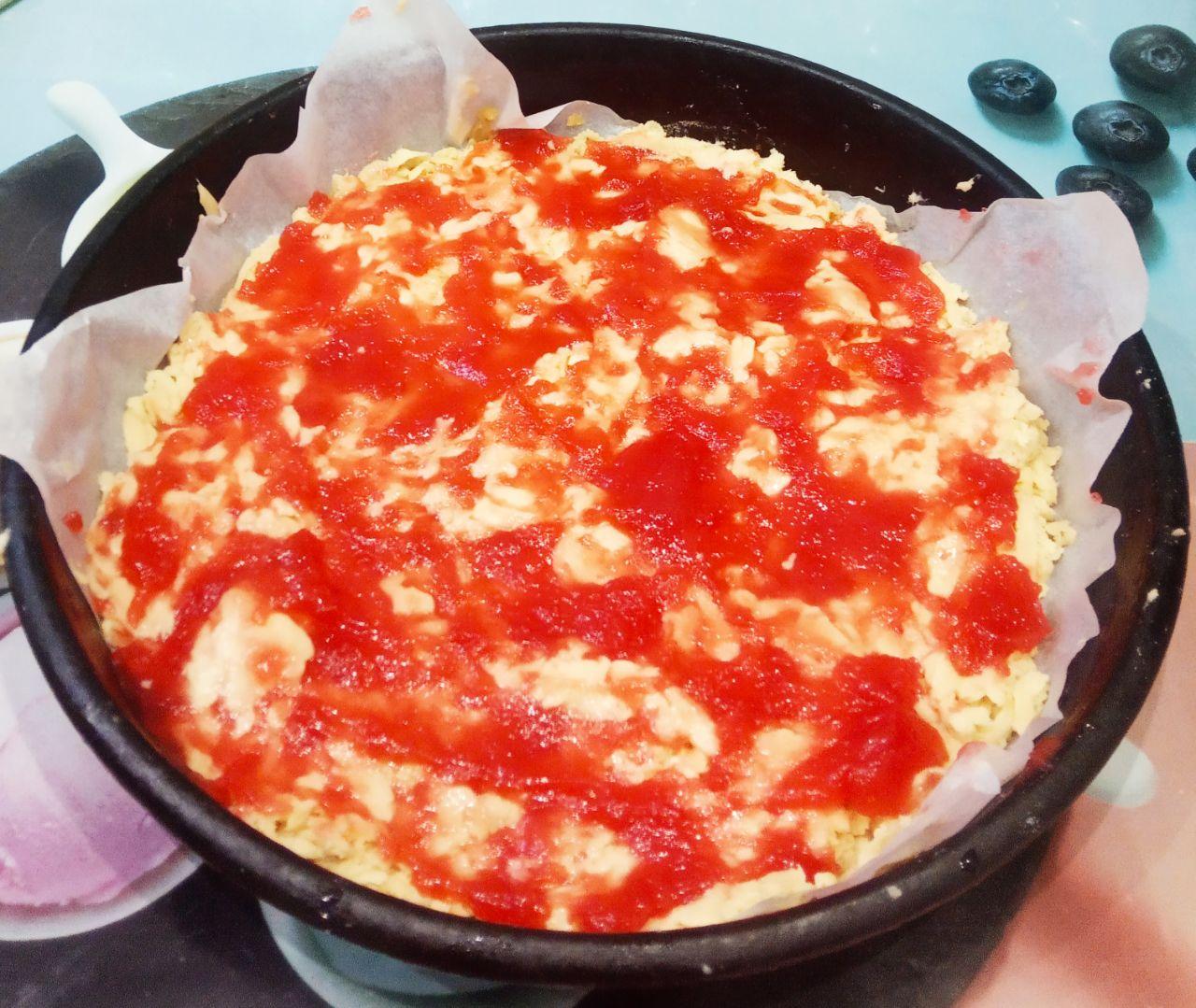 Песочный пирог с джемом, просто и вкусно: Равномерно смазываем джемом, у меня был клубничный.