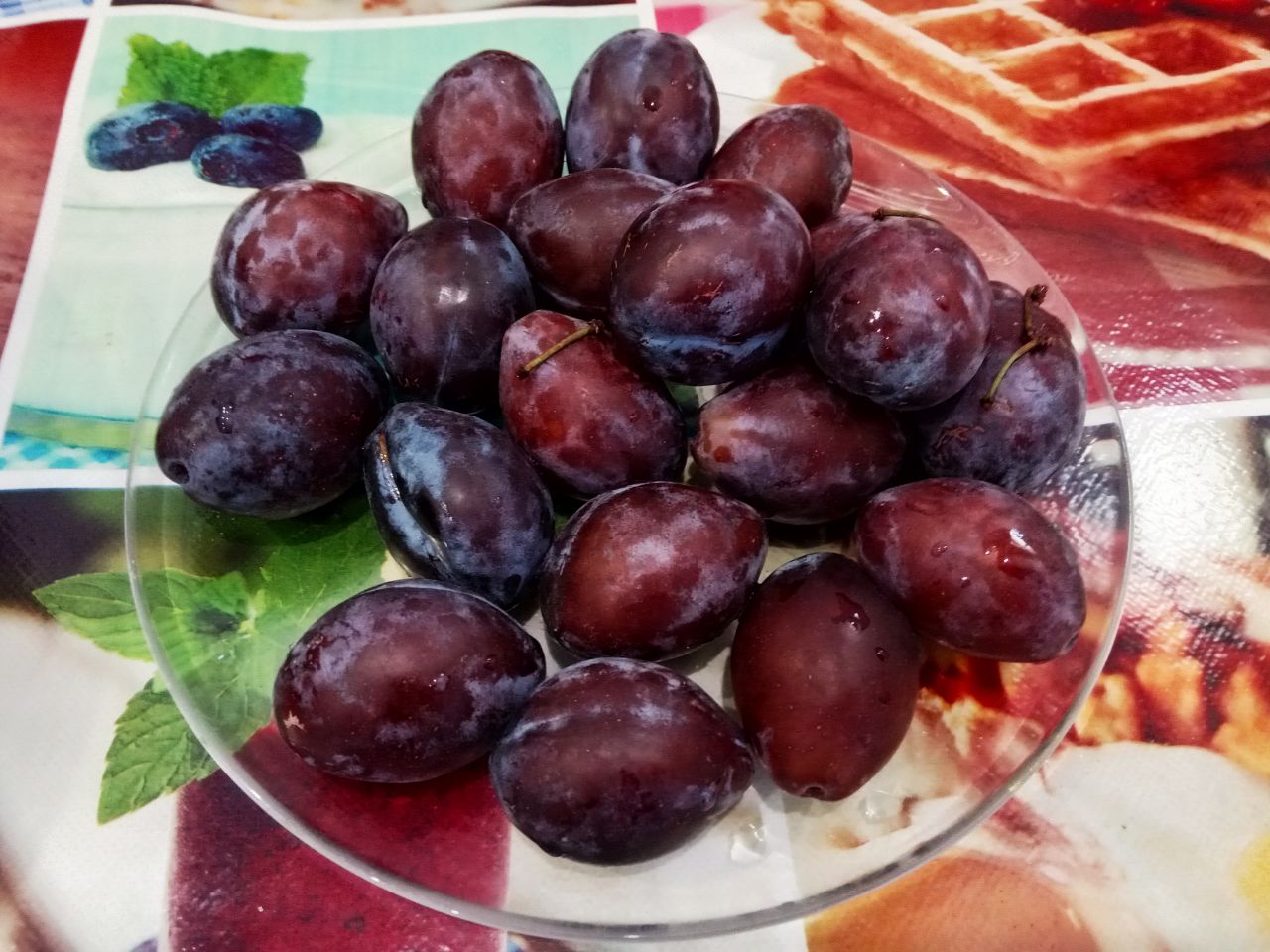 Пирог из бисквитного теста со сливами, просто и вкусно: Сливы промываем, просушиваем, удаляем косточки и разрезаем на дольки.