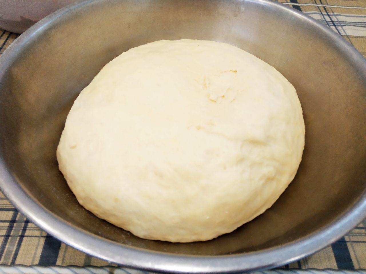 Пирог из дрожжевого теста с шоколадной крошкой: Когда тесто увеличится в 2-3 раза (тесто поднимается примерно около часа) раскатываем тонким прямоугольным