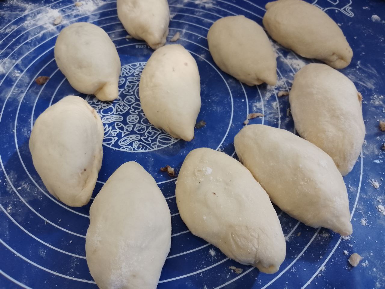 Жареные пирожки из дрожжевого теста, с мясом: Края защипываем и формируем пирожок.