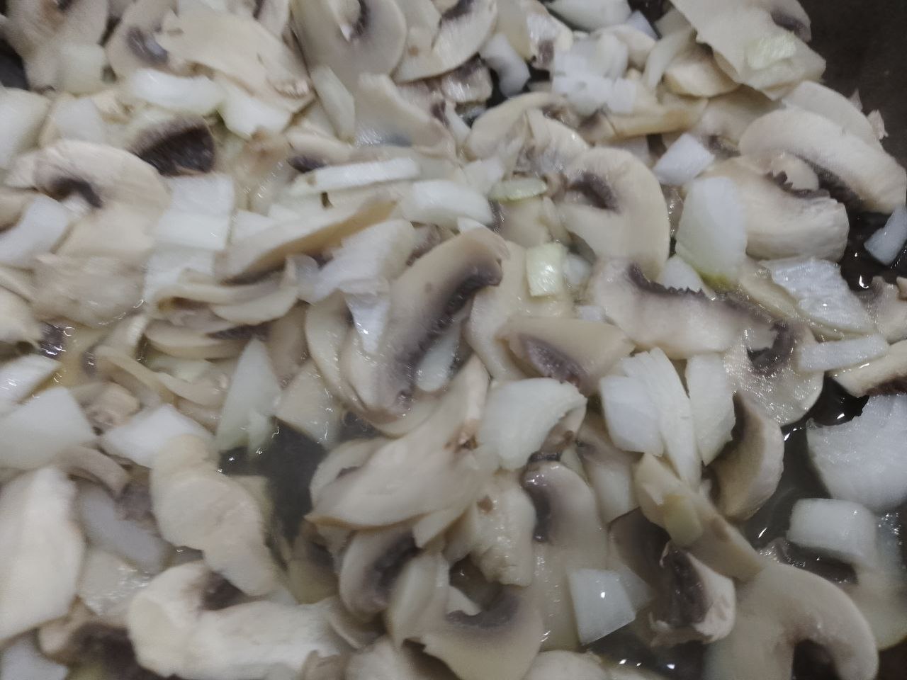 Стожки из мяса, грибов, сыра и картофельного пюре, сытные и аппетитные: Обжариваем грибы на растительном масле до испарения жидкости, добавляем лук, соль и чеснок и обжариваем до