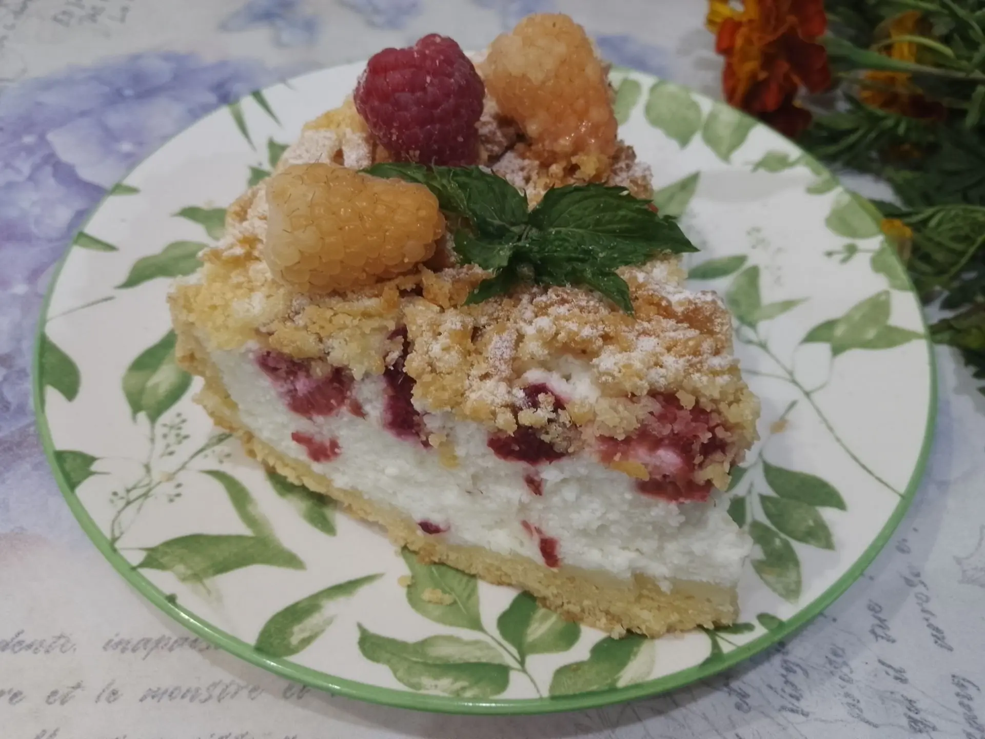 Песочный пирог с творожной начинкой и ягодами малины: охлаждаем пирог и подаем к чаю