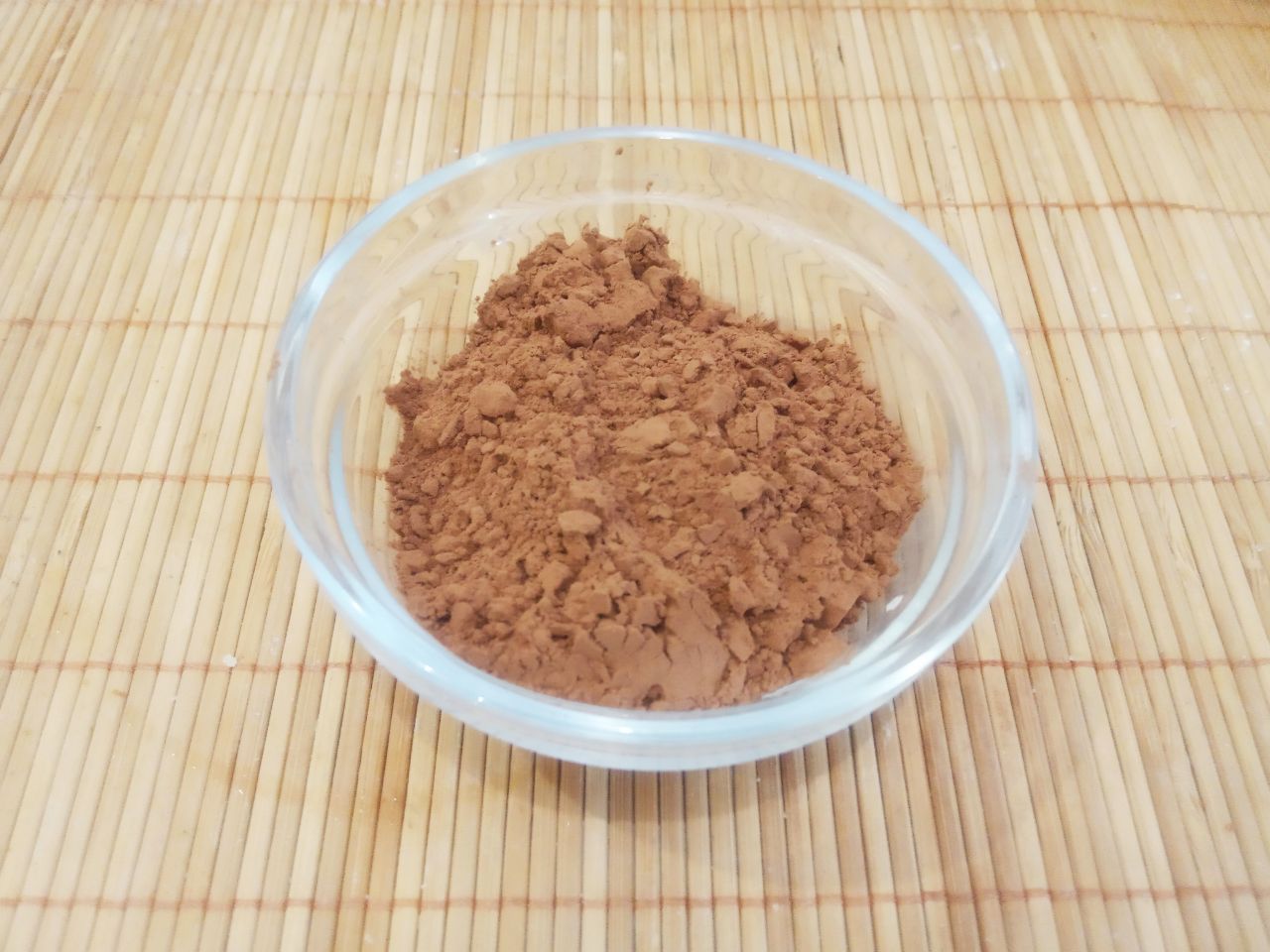 Вафли шоколадные, мягкие, ароматные и вкусные: Какао смешиваем с мукой и просеиваем через сито.