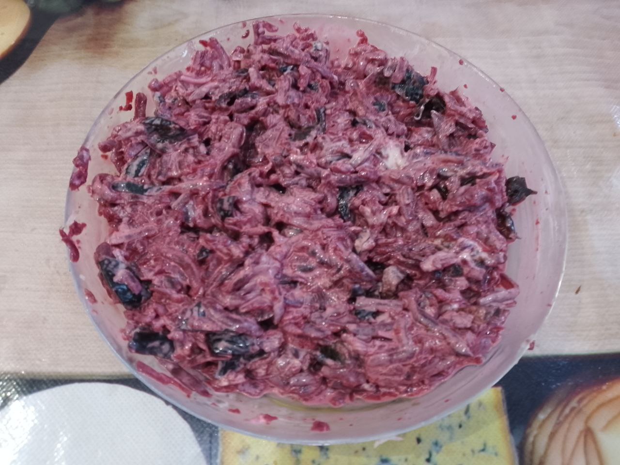 Салат из свёклы, чернослива, моркови и сыра: Свеклу натираем на крупной терке, соединяем с черносливом, солим по вкусу, заправляем майонезом и