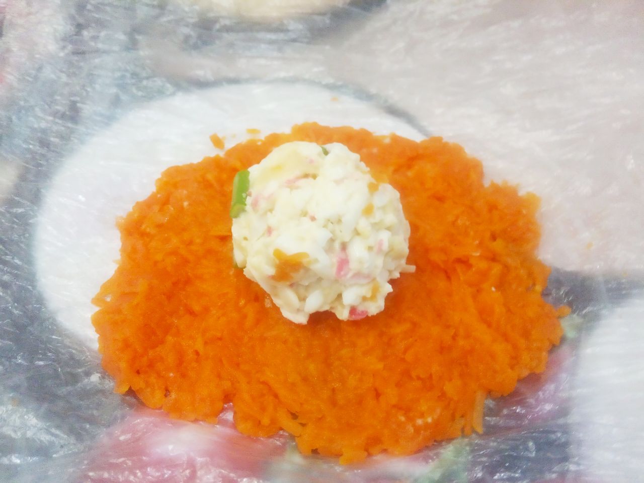 Салат из яиц, крабовых палочек и сыра