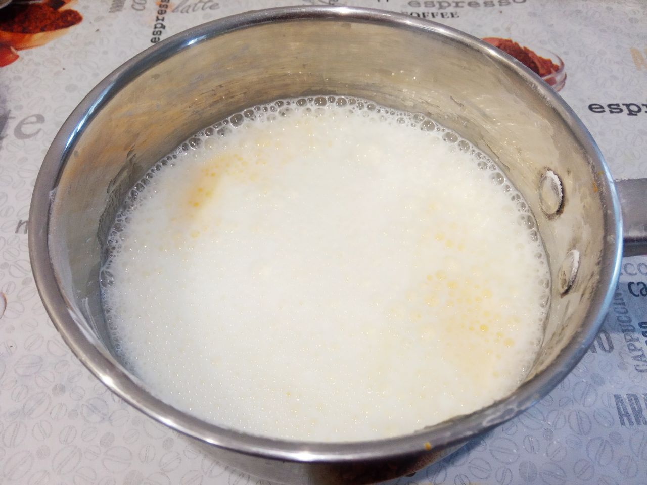 Заварной сливочный крем, нежный и вкусный: Снимаем горячее молоко и тонкой струйкой вливаем в молоко, хорошо размешиваем. Смесь ставим обратно на