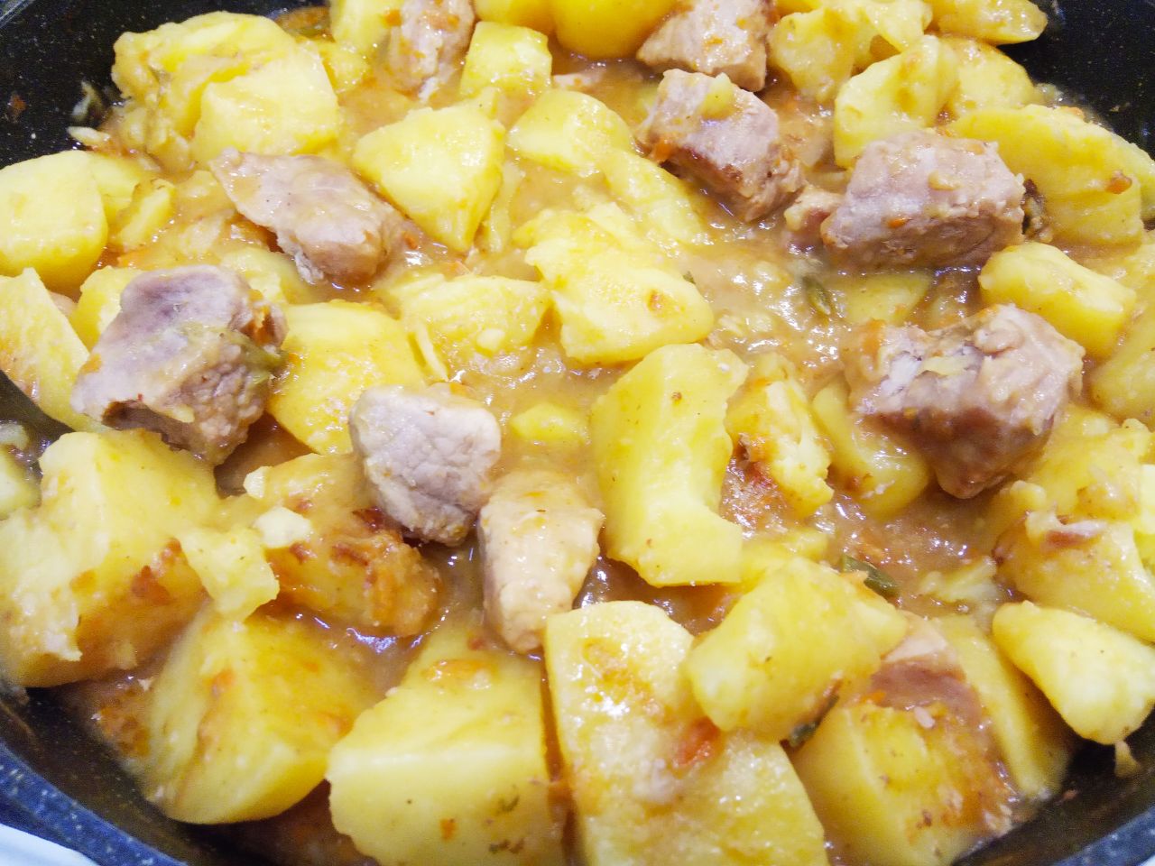 Картофель тушеный со свининой и овощами, сытный и аппетитный