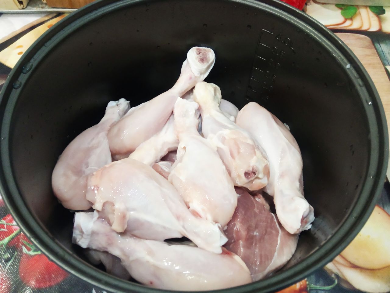 Домашний холодец, в мультиварке: Складываем мясо в чашу мультиварки и доливаем холодной водой до максимальной метки, я долила 2, 5 литра.
