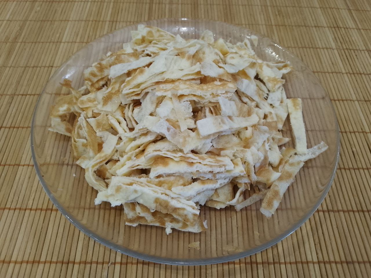 Салат вкусный и сытный из мяса, огурцов и яичных блинов: Блины нарезаем соломкой.