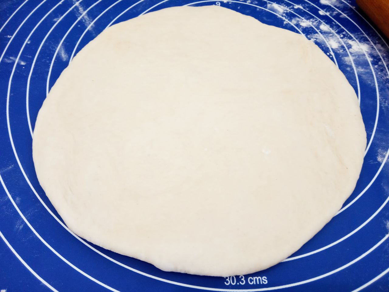 Лепешки с мясной начинкой, в духовке: Часть теста раскатываем формой круга.