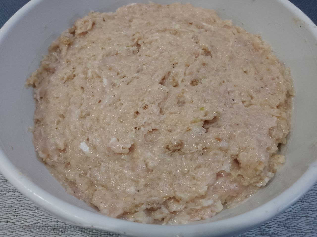 Котлеты из куриного мяса в яичном кляре и панировочных сухарях: В большой миске соединяем фарш, яйца, сметану, панировочные сухари, соль и перец.