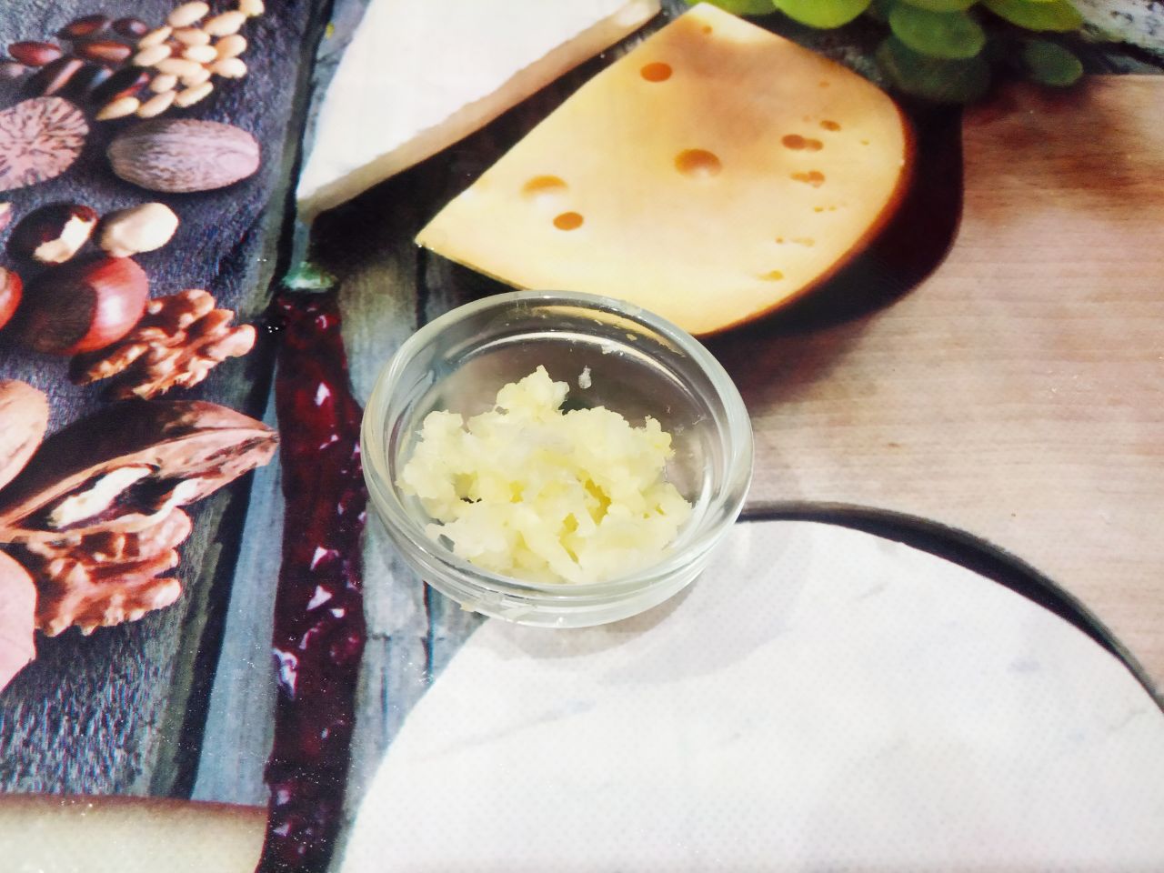 Салат из куриного мяса, редьки и жареного лука, сытный и вкусный: Чеснок очищаем, промываем и пропускаем через чесночницу.