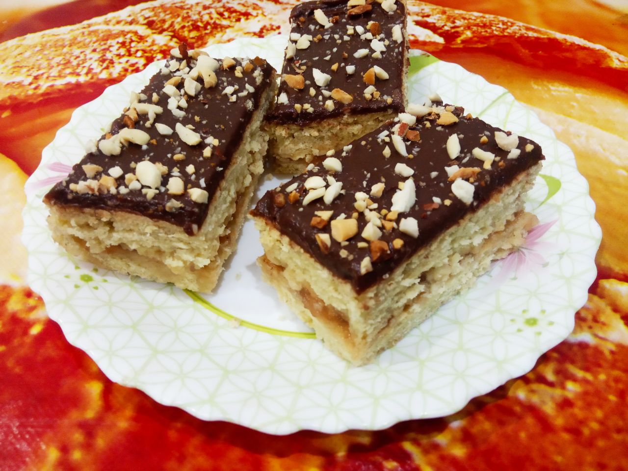 Песочное пирожное с джемом, в шоколадной глазури