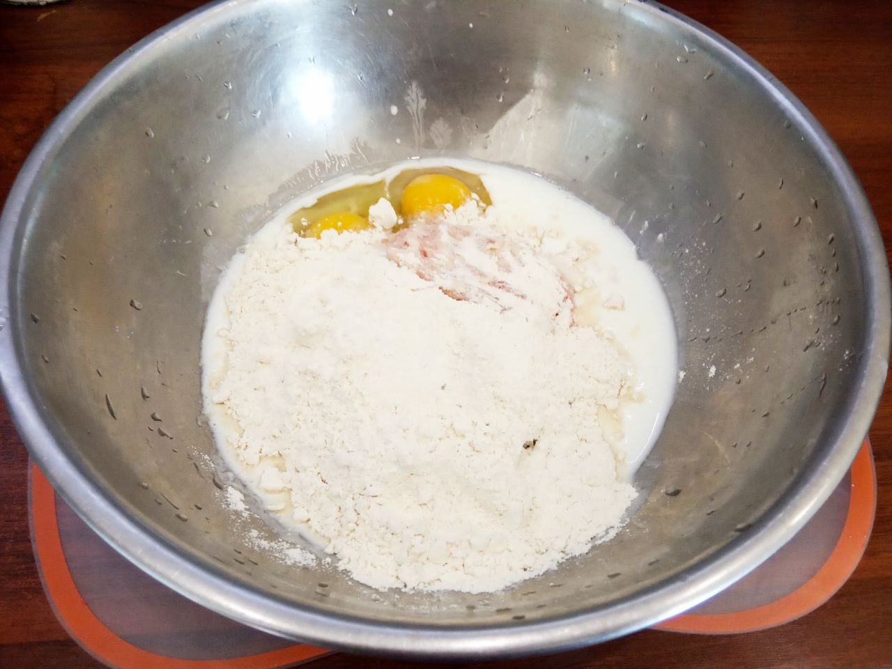 Ленивые беляши, просто и вкусно: В миску кладем фарш, лук с чесноком, добавляем яйца, муку и кефир с содой. Солим и перчим массу по вкусу,