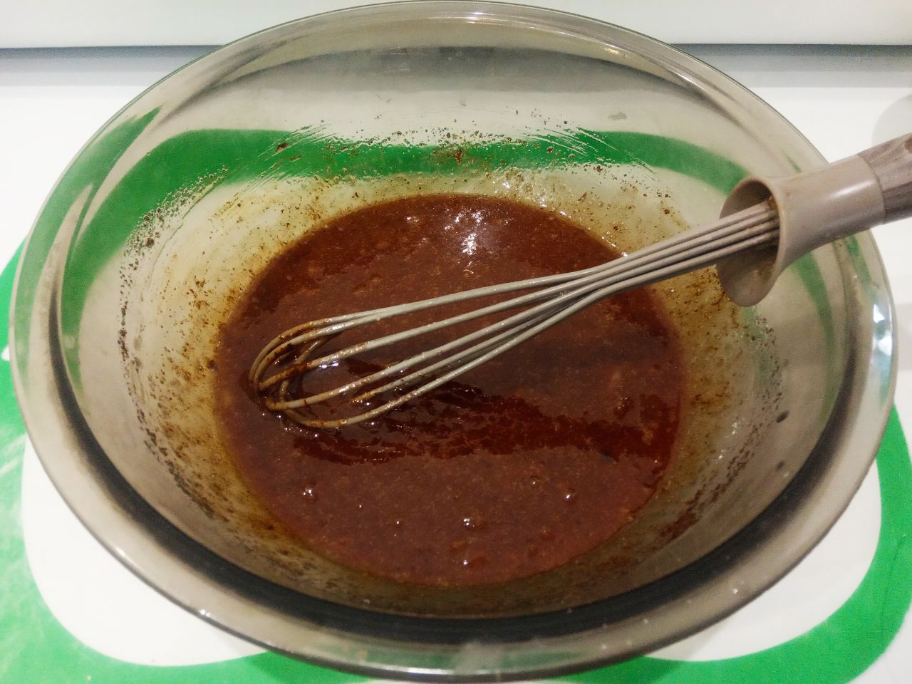 Кофейное печенье, рассыпчатое и песочное: Добавляем растительное масло, какао и кофе, взбиваем.