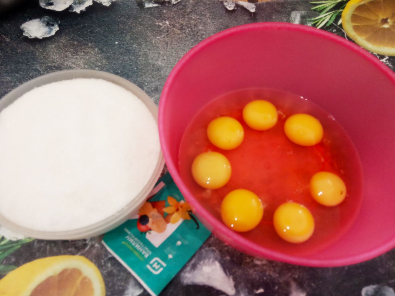 Нежная творожная пасха с цукатами и изюмом: Яйца разбиваем в чашу, добавляем сахар, ванильный сахар или ванилин и взбиваем до загустения.