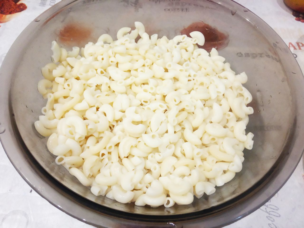 Запеканка из макарон с творогом, изюмом и вишней, просто и вкусно: Макароны отвариваем в подсоленной воде, до готовности, так как написано на упаковке и откидываем на дуршлаг.