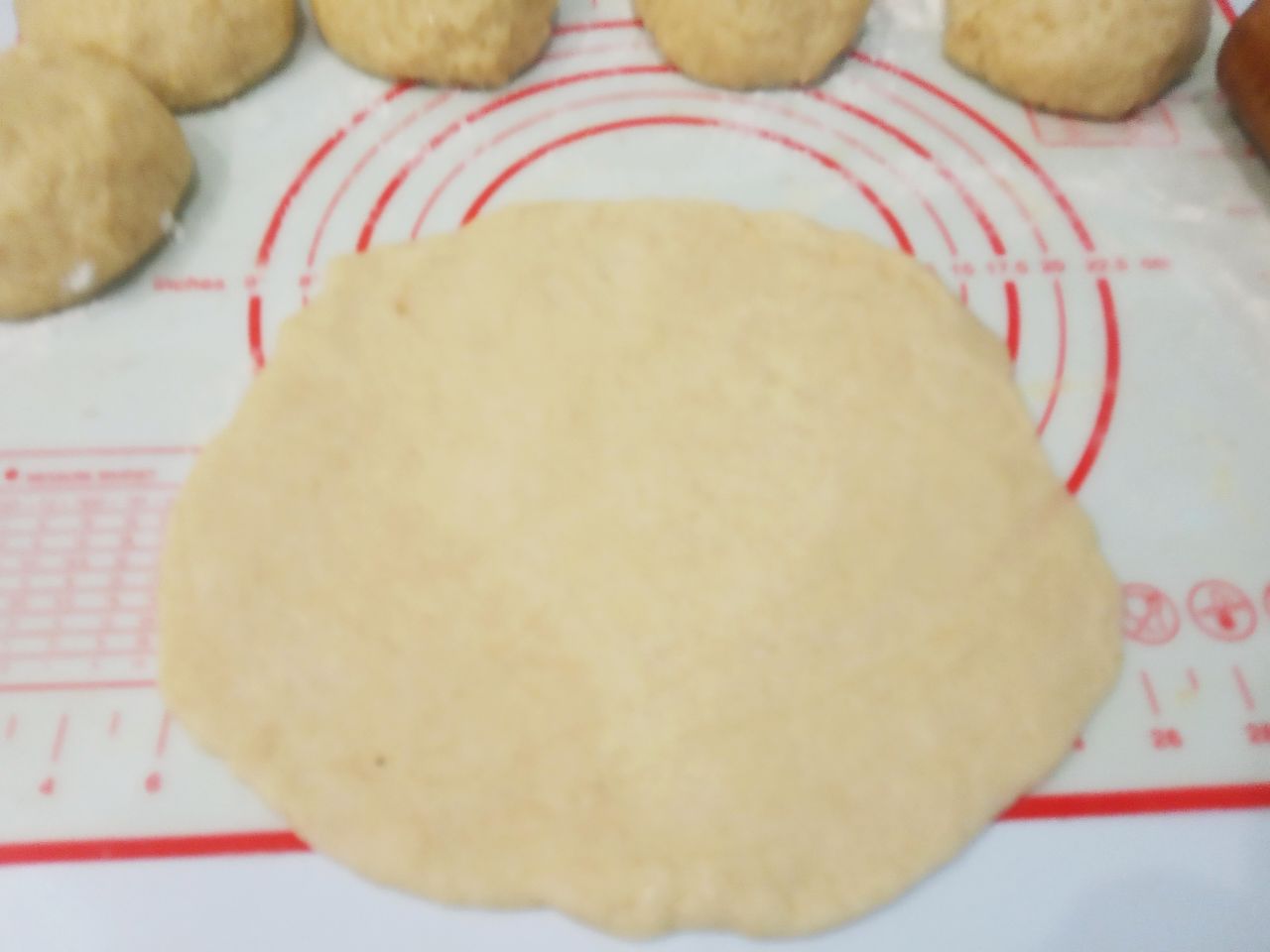 Рогалики с джемом на сметане, без яиц, просто и вкусно: Каждую часть раскатываем листом круглой формы.