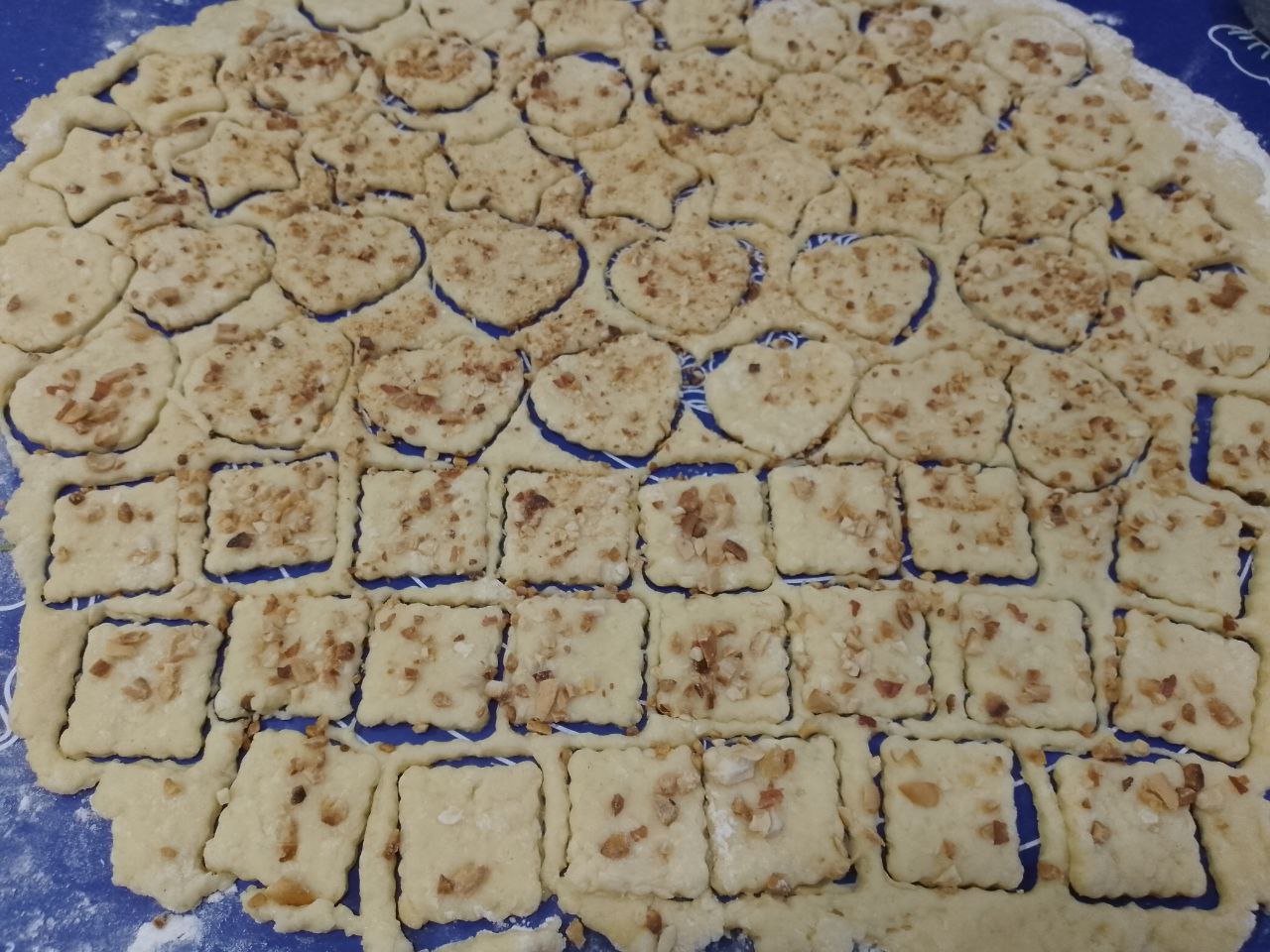 Домашнее ореховое песочное печенье к чаю, просто и вкусно: Формочками вырезаем печенье по своему усмотрению.