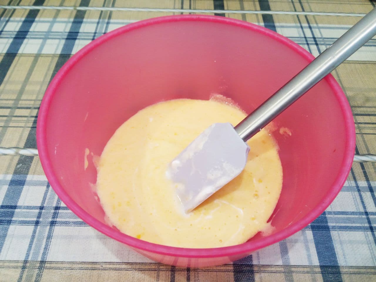 Манный пирог на молоке, просто и вкусно: Сахар разделяем на две равные половины, одну половину сахара соединяем с желтками и взбиваем добела.