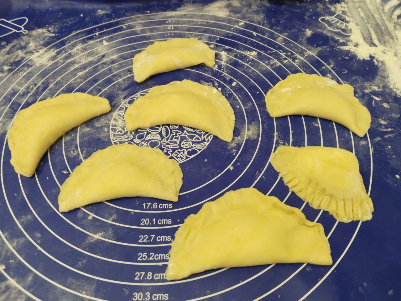 Печенье с начинкой из безе, хрустящее и рассыпчатое: Края кружочков соединяем, как вареники и защипываем.