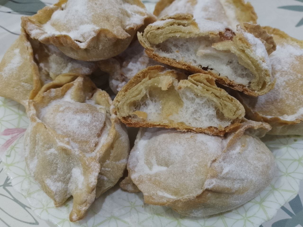 Пирожные с начинкой из белков и изюма