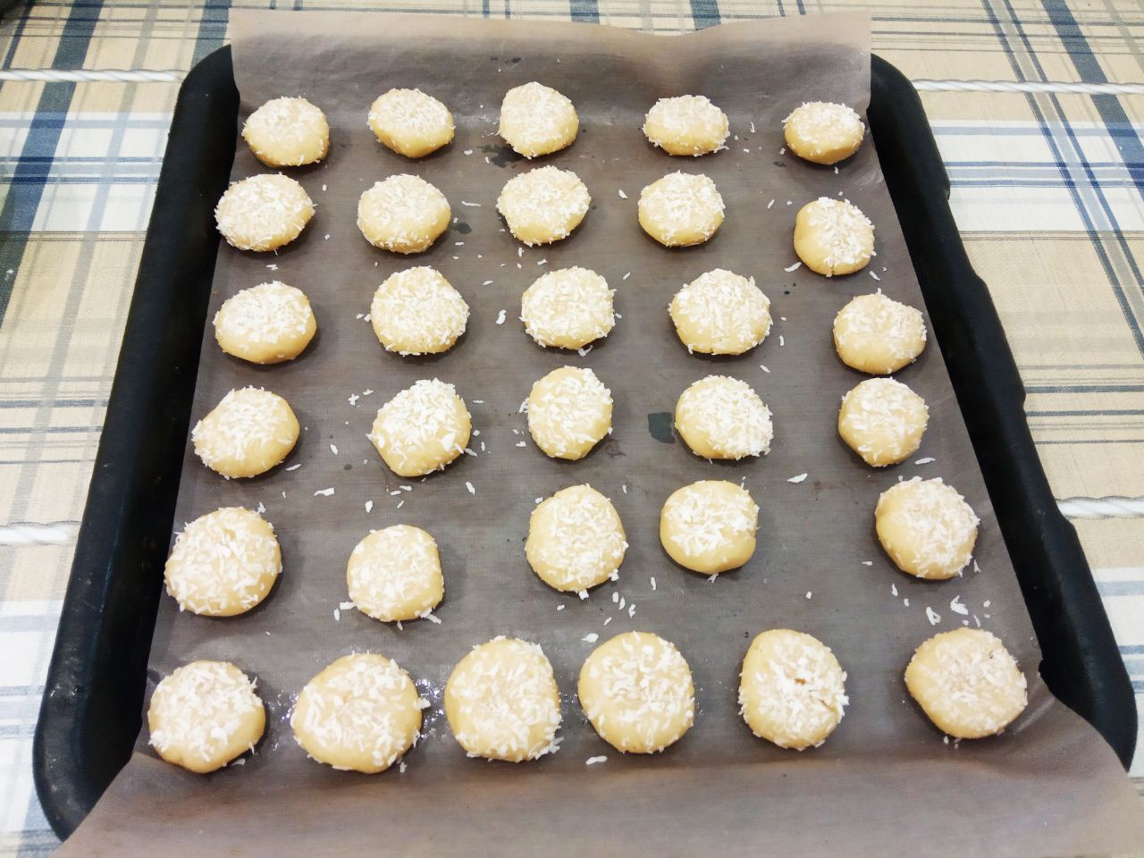 Печенье песочное со сливочным вкусом и в кокосовой стружке: Противень застилаем пергаментом или силиконовым ковриком и выкладываем печенье.
