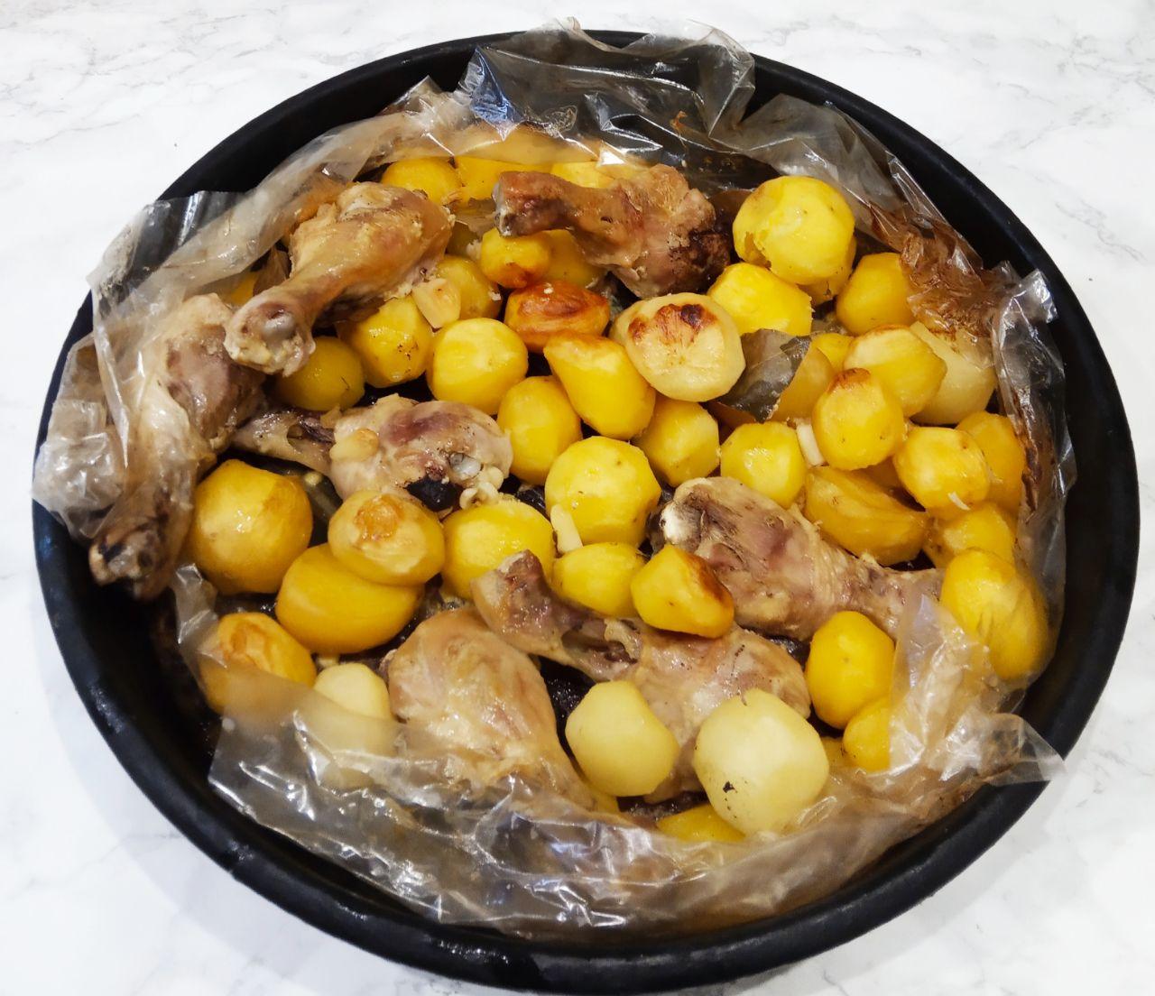 Просто и вкусно, запеченный картофель в рукаве: Ставим противень в разогретую духовку 180 - 200 С. Выпекаем около полтора часа, в зависимости от размеров