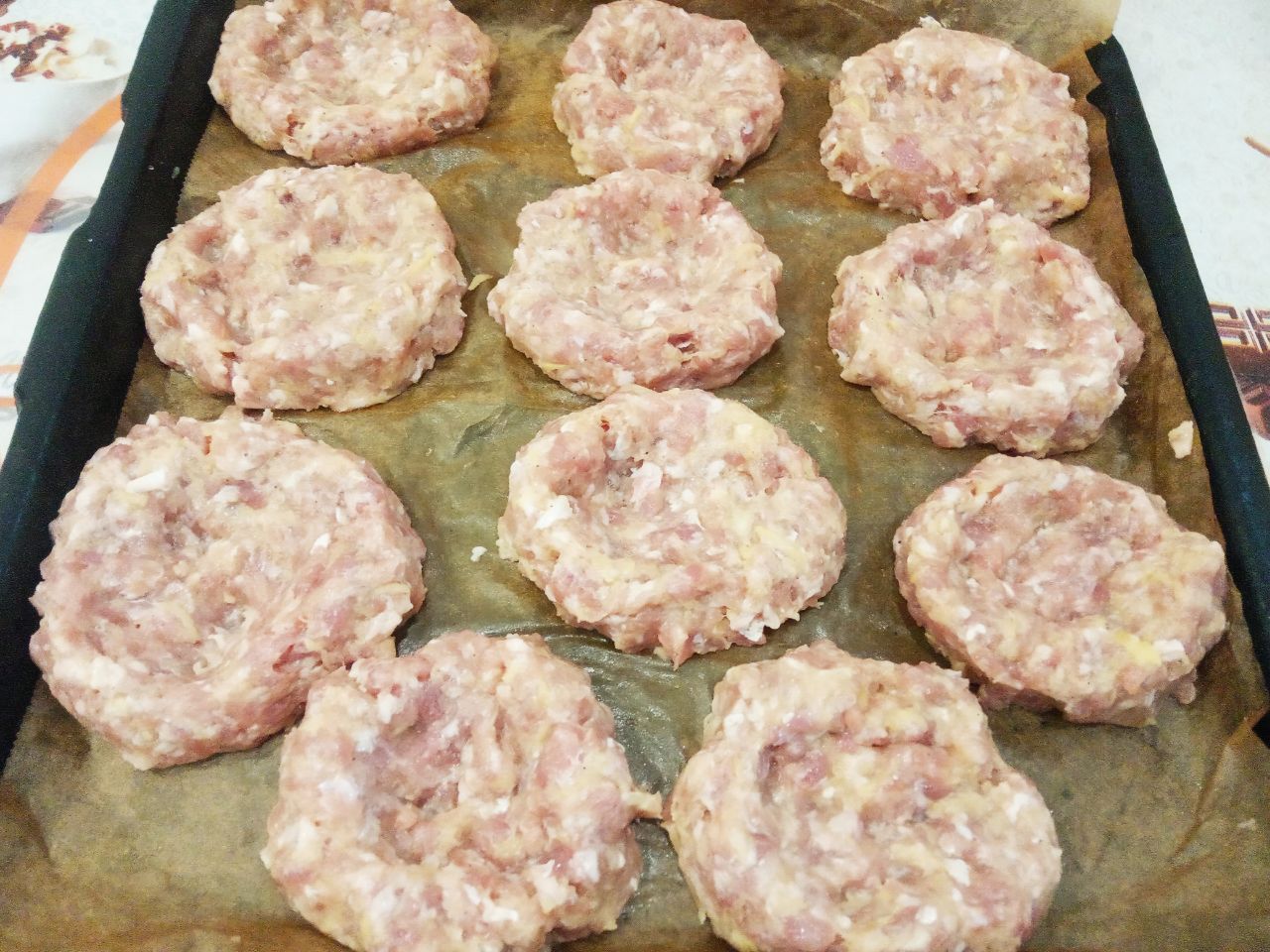 Мясные гнёзда с грибной начинкой, перцем и сыром: Противень застилаем пергаментом. Формируем гнёзда, у нас получилось 12 штук.