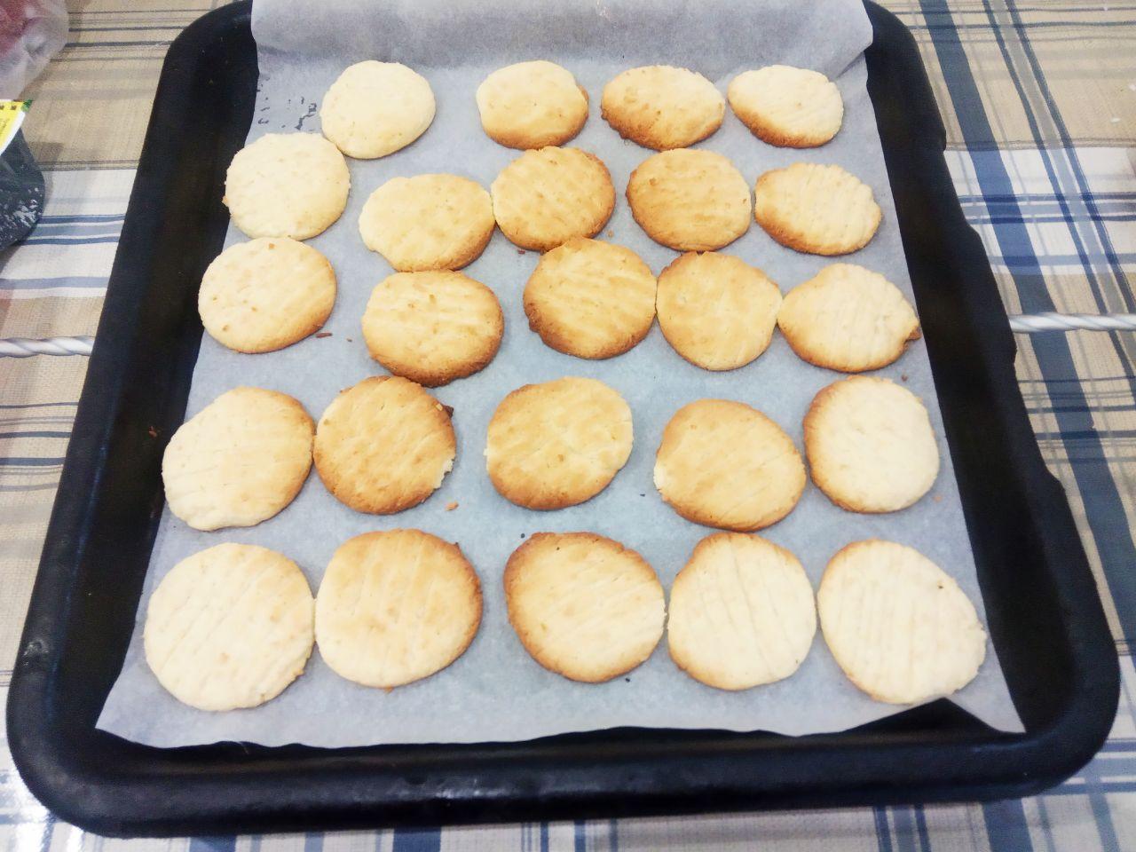 Домашнее печенье с кокосовой стружкой, рассыпчатое и песочное: Печенье выпекаем до светло желтого цвета при 180 С.
