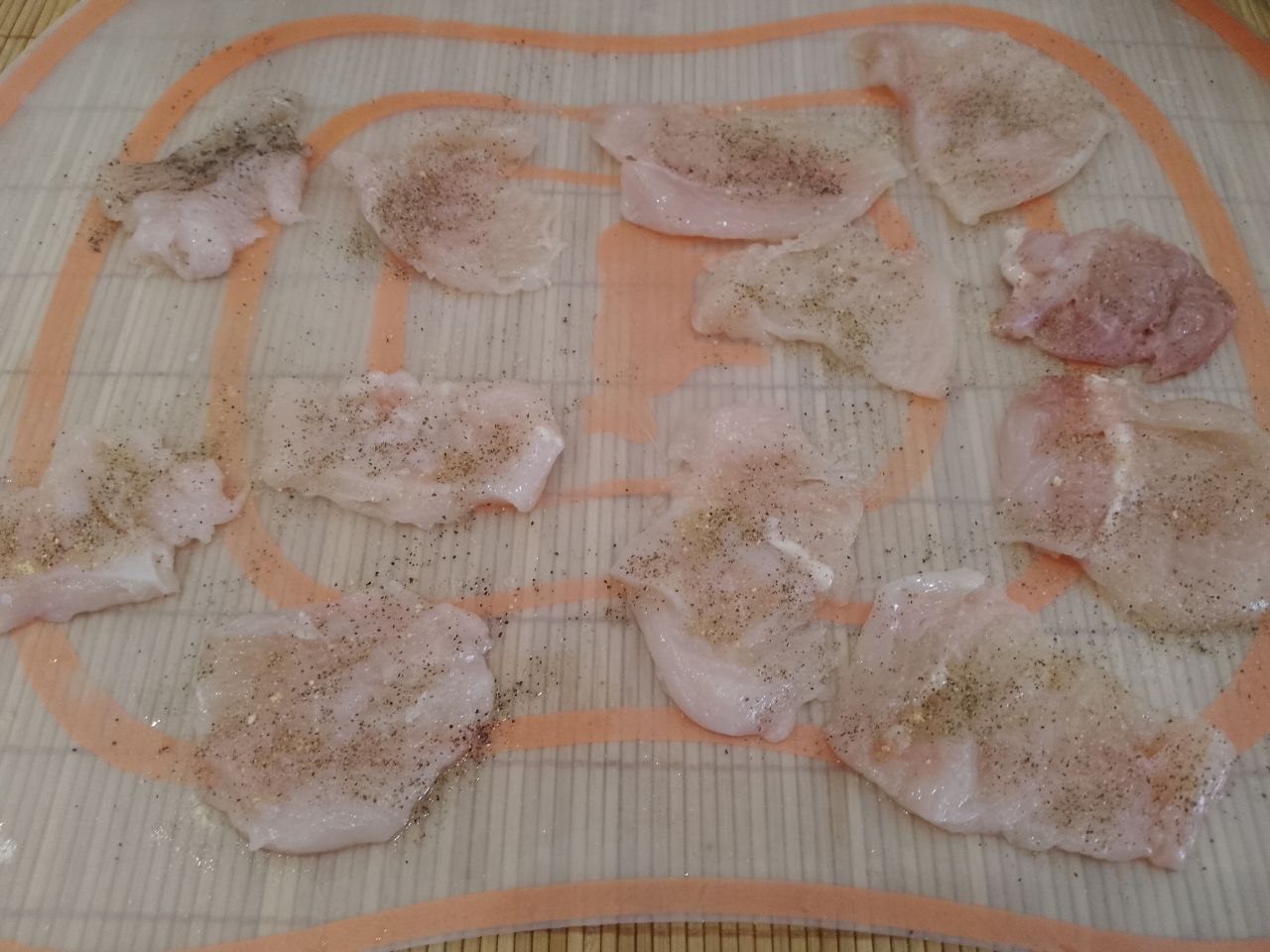 Картофель с мясом, помидорами и сыром запеченный в духовке: Кусочки филе отбиваем размерами кружочков картофеля, солим, перчим и посыпаем чесноком по вкусу.