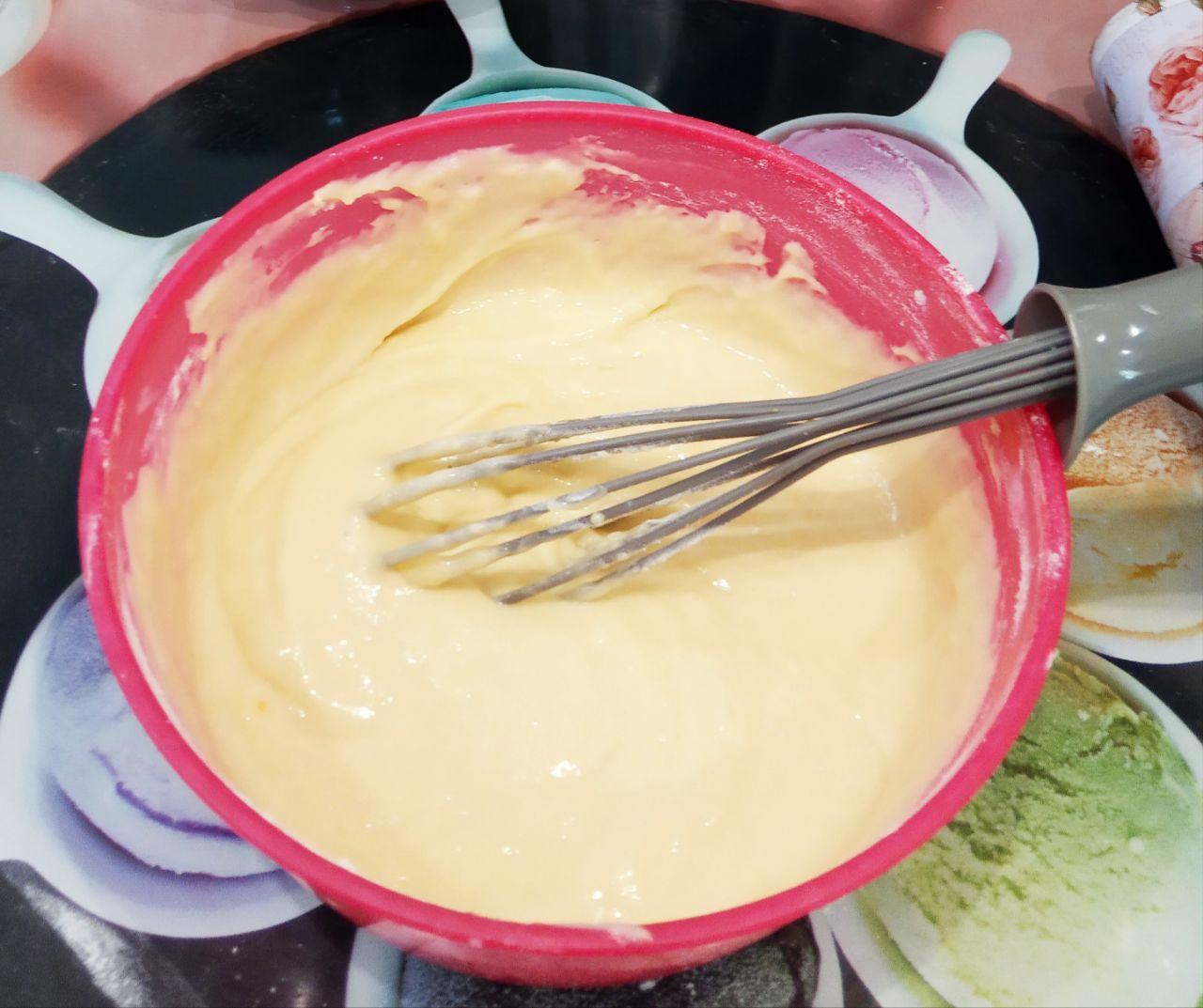 Простой рецепт яблочной шарлотки на кефире, быстро и вкусно: Муку просеиваем через мелкое сито и частями добавляем в тесто, размешиваем до однородного состояния. Если