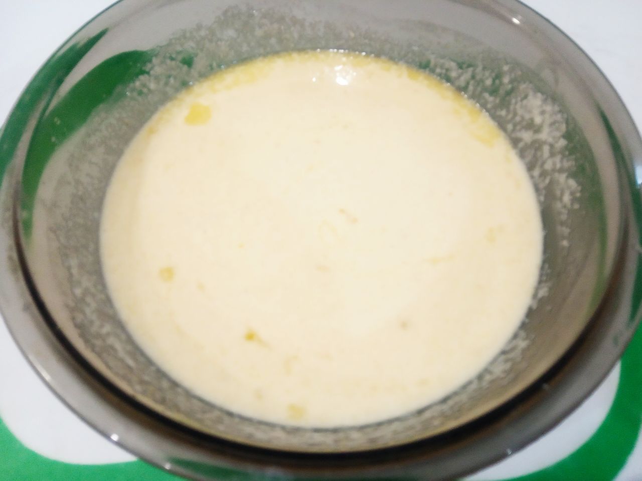 Манный пирог на кефире, просто и вкусно: Выливаем в манную смесь яичную смесь, растительное масло и растопленное сливочное масло, тщательно