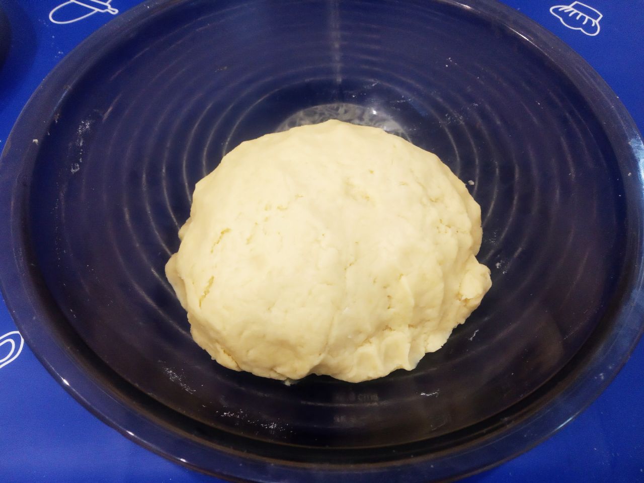 Домашнее печенье с добавлением творога, рассыпчатое и вкусное: Всыпаем частями муку с содой, размешиваем сначала лопаткой, затем замешиваем руками мягкое и нежное тесто.