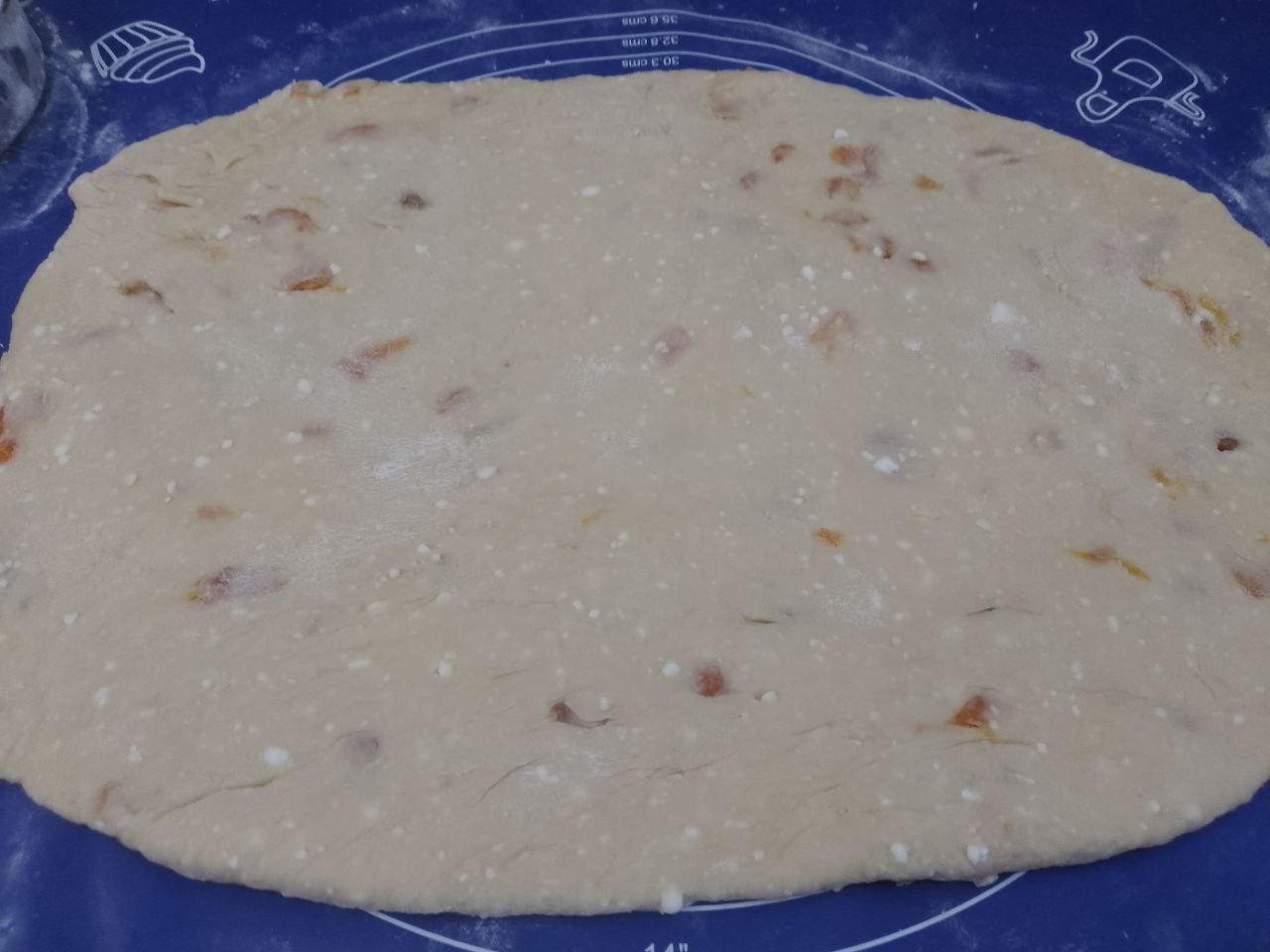 Печенье с добавлением творога и кураги, мягкое и вкусное: Тесто раскатываем тонким листом.
