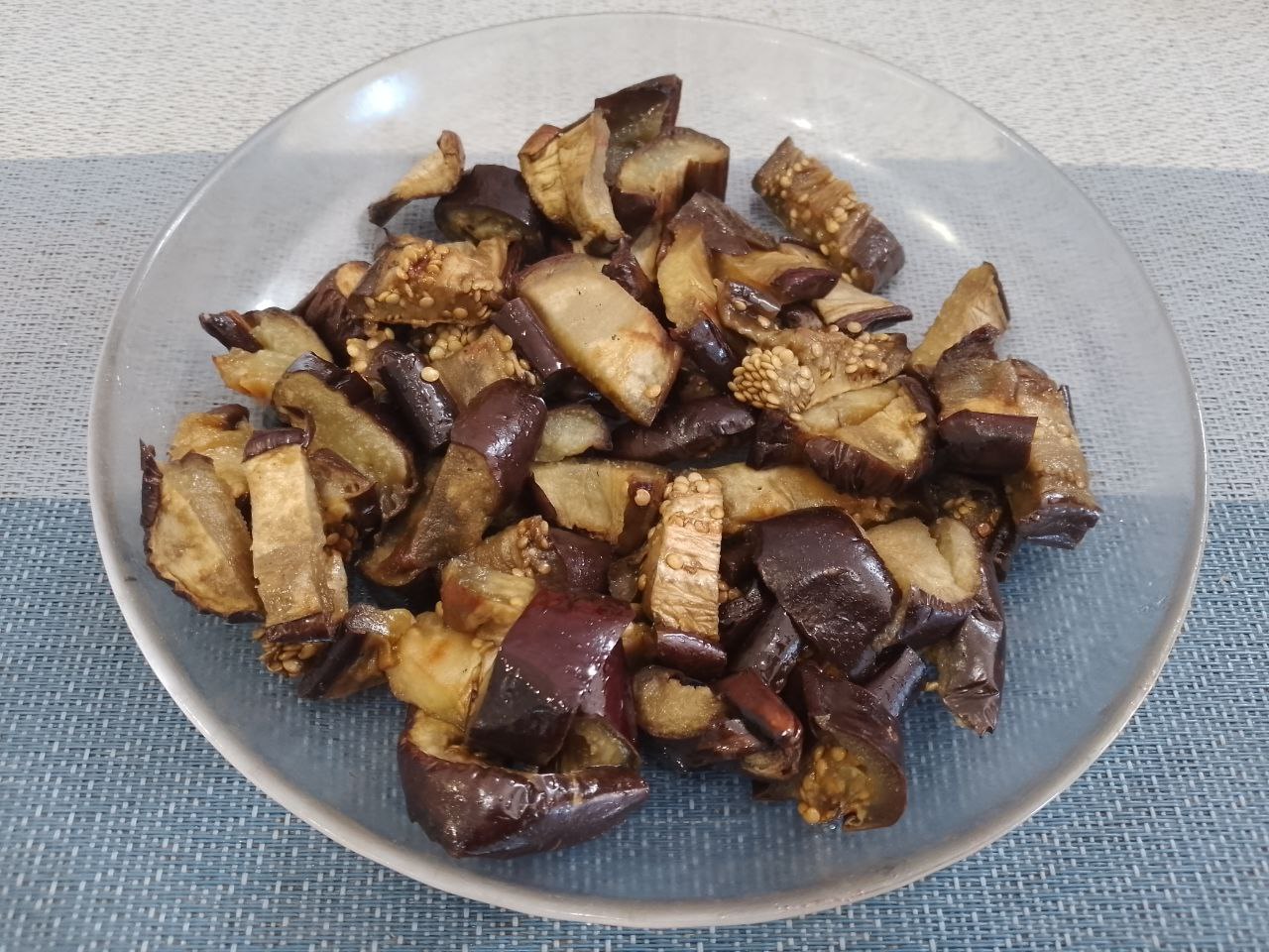 Салат из овощей, запеченных в духовке, полезно и вкусно: Баклажаны разрезаем на полоски.