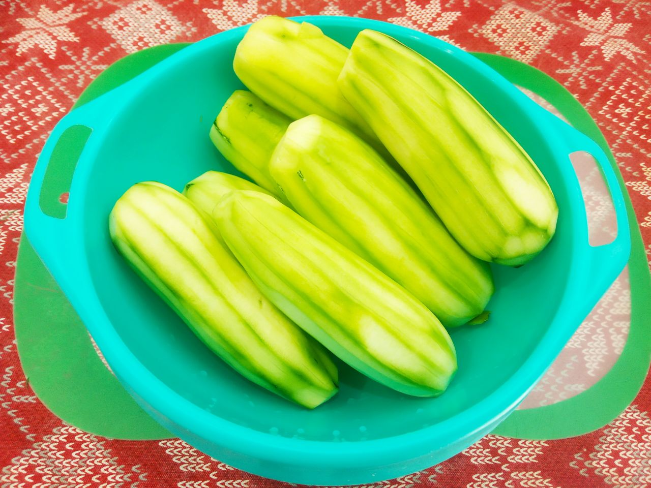 Кабачки фаршированные мясным фаршем, луком, морковью и сыром: Для фарширования кабачки выбираем небольших размеров. Кожуру можно не очищать, но я срезаю тонкий слой.