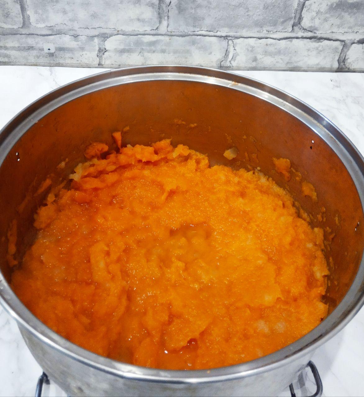Каша тыквенная с пшеном: Когда тыква станет мягкой, сливаем воду, кусочки тыквы превращаем в пюре с помощью миксера или блендера.
