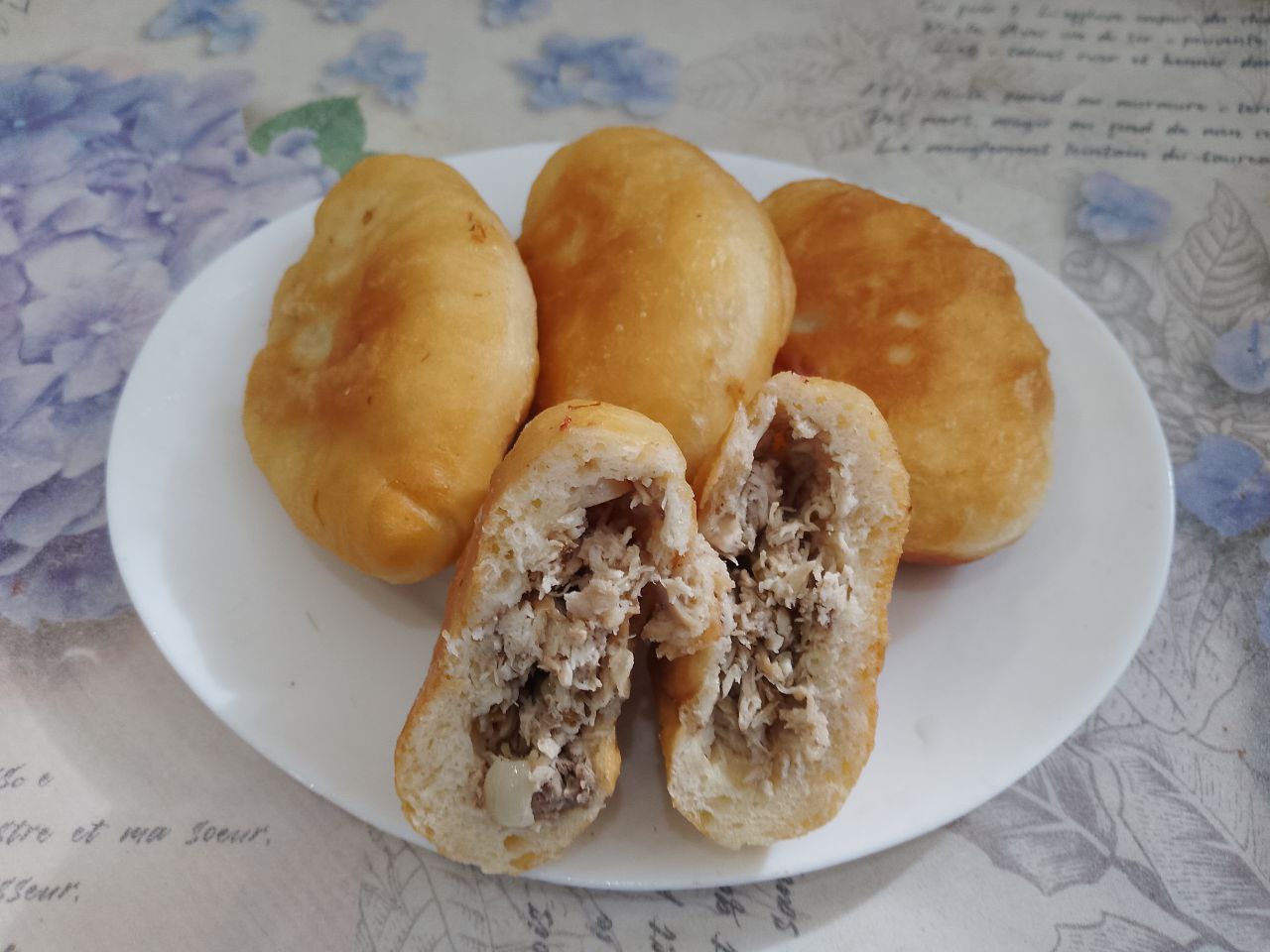 Жареные пирожки из дрожжевого теста, с мясом
