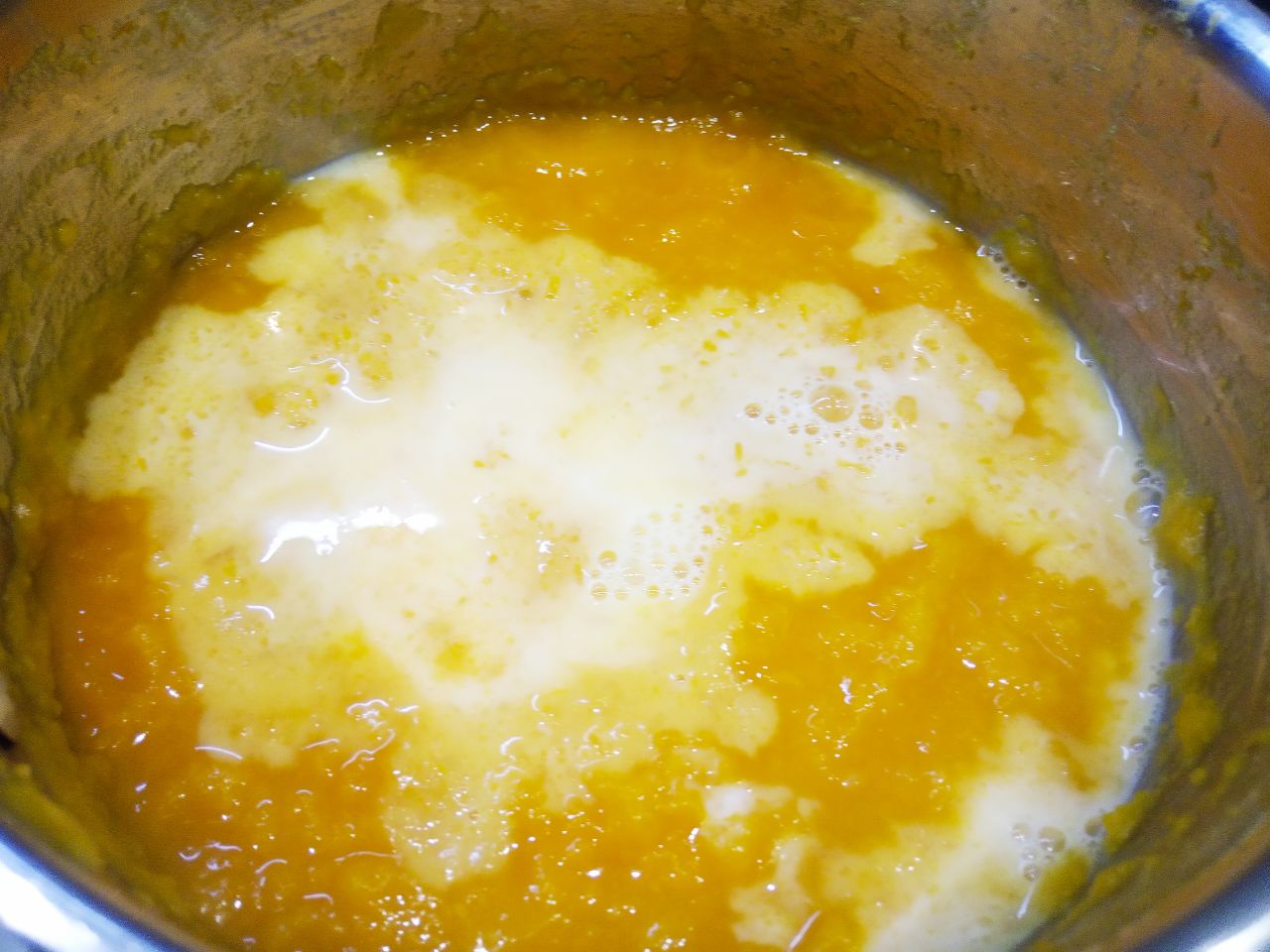 Простой рецепт тыквенной каши с манной крупой и изюмом: Ставим сотейник на огонь, добавляем молоко и доводим до кипения.
